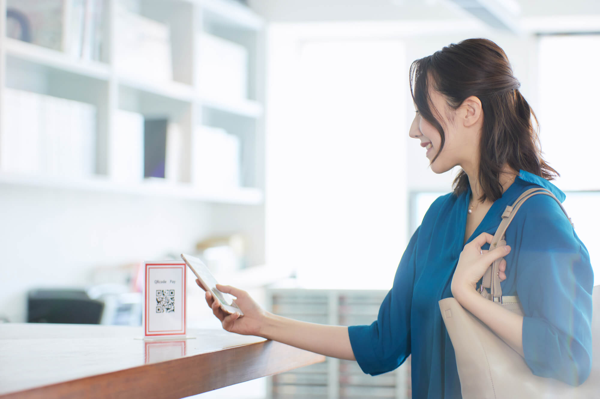 QRコードを読み取る人