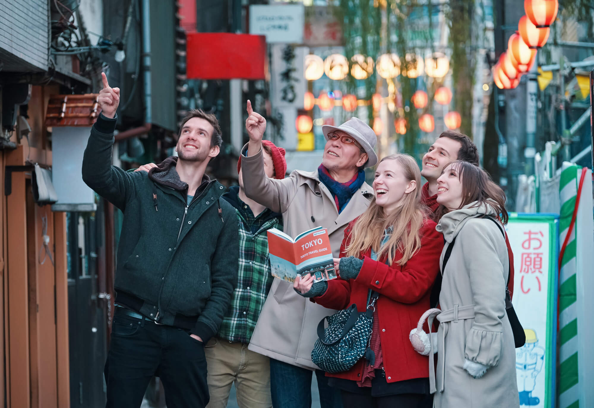 日本を旅行する外国人観光客