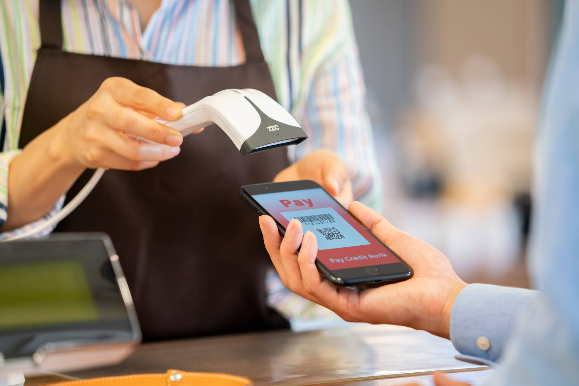 飲食店にキャッシュレス決済は必要？導入のメリット・デメリットと選び方のポイントを解説