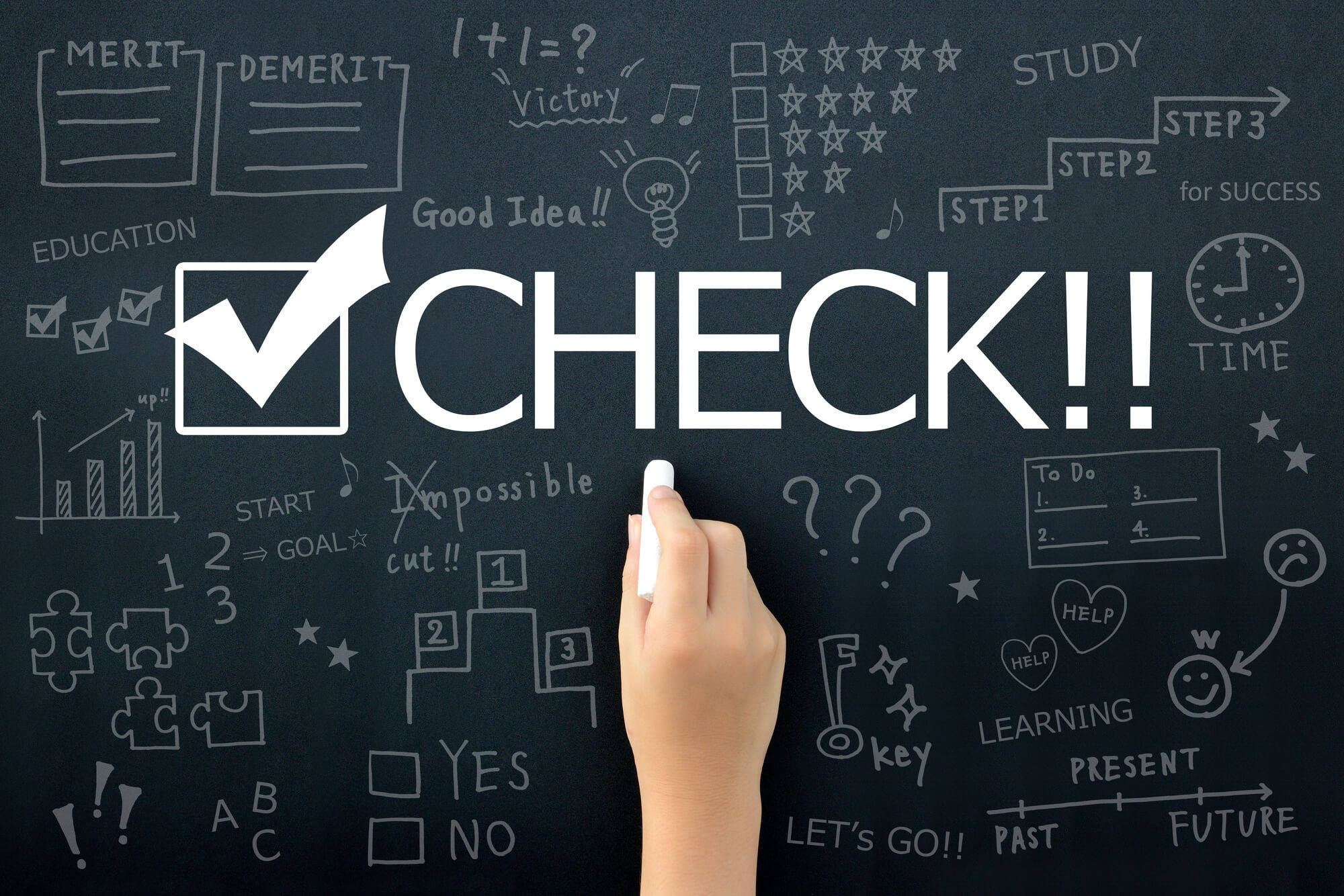 子どもの手とチェックマーク